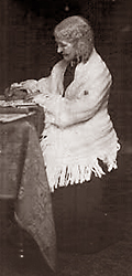 Foto av Elizabeth Wolstenholme stående vid ett bord