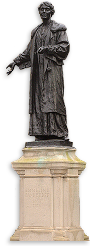 Frilagt foto av en staty föreställande Emmeline Pankhurst uppe på en hög sockel