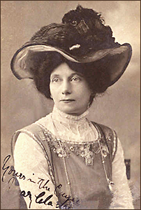 Porträttfoto i halvfigur av Mary Clarke iförd en stor tidstypisk hatt