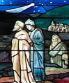 Liten del av glasmosaikfönster med bibliskt motiv i blått och grönt
