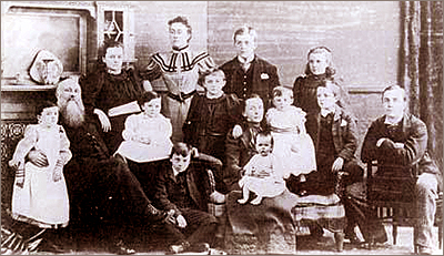 Foto av familjen Sheepshanks med elva av barnen