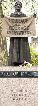Statyn av Millcent Garrett Fawcett, som håller en banderoll med texten "Courage calls to Courage Everywhere"