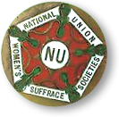NUWSS-märke med namnet runt om och i mitten står det stort förkortningen NU