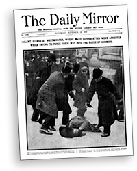 Omslag till The Daily Mirror med en helsidesbild från Black Friday där två polisen slår mot en kvinna som ligger på marken och försöker skydda sitt ansikte