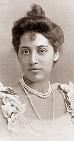 Porträttfoto av den indiska prinsessan Sophia Duleep Singh. Hon har uppsatt hår, tjusiga klänningsärmar anas och runt halsen har hon ett tre-radigt halsband. Hon ser rakt in i kameran och ser trygg ut.