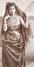 Foto av Sophia som ung, i halvfigurm iförd indiska kläder, sjal och pärlor