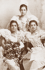 Foto av de tre systrarna Duleep Singh införda typiska modekläder som unga tjejer som debuterade i London förväntades ha. Bamba till vänster har en stor blombukett i knät. Alla tre ser allvarliga ut.