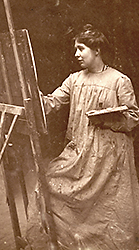 Foto av Sylvia som står och målar vid ett staffli
