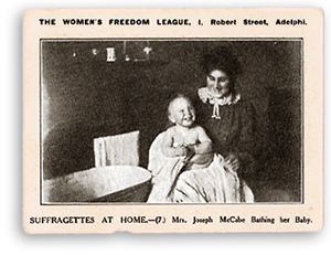 Foto av kvinna med nybadat barn i knät på en handduk. Till vänster syns ett litet badkar och ännu en handduk. Under fotot står förutom serierubriken: (7.) Mrs. Joseph McCabe Bathing her Baby