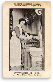 Foto av kvinna som står och gör rent en gammal spis med en borste. På väggen ovanför hänger kastruller. Framför henne finns ett handfat som står på en träkartong. Under bilden står förutom serierubriken: (4.) Alison Neilans Cleans the Stove.