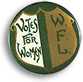 Rockmärke i grönt, vitt och guld med texten "Votes for Women" respektive "WLF" skrivet på