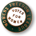 Rockmärke för Women's Freedom League, den texten går runt om och i mitten står det "Votes for Women" Allt i grönt, vitt och guld