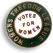 Rockmärke i grönt, vitt och guld med texten Women's Freedom League runt om och i mitten: Votes for Women
