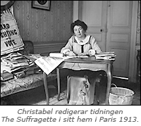 Foto av Christabel Pankhurst vid ett skrivbord belamrat av papper precis som soffan i bakgrunden. Under bilden står det: Christabel redigerar tidningen The Suffragette i sitt hem i Paris 1913.