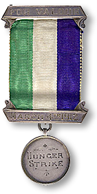 Medalj för hungerstrejkande suffragetter, med färgerna lila, vitt och grönt.