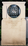 En del av Pankhurst Memorial i London, en bit av muren med Holloway-symbolen i svart i en rund del
