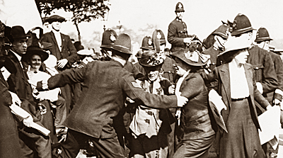 Foto av poliser som griper suffragetter