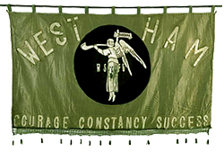 Foto av WSPU Westhams gröna fana med WSPU-symbolen och texten Courage Constancy Success