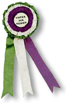 En korkard med WSPUS färger och tre band med färgerna: grönt, vitt, lila. I mitten av kokarden står "Votes for Women"