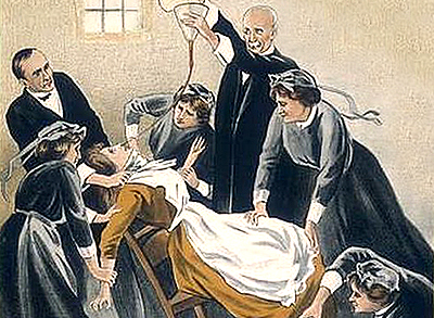 Fyra kvinnor och en man håller ner en kvinna mot en stol medan en man häller vätska i en tratt, som via en slang går in i kvinnans näsa.