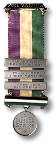 Medalj från WSPU med tre  silverband med datum