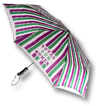Uppspänt paraply i suffragetternas färger och texten "Votes for women" på.