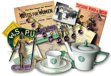 Collage av saker som suffragetterna hade: tekanna och koppar, rockmärken, smycken, foton, teckningar med mera.