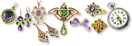 Foto av flera olika smycken i suffragettfärgerna: berlocker, örhängen, ringar, broscher och ett fickur