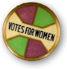 Knapp med texten "Votes fpr Women" och fält i lila, grönt och vitt