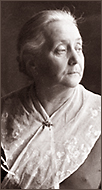 Porträttfoto av äldre Anna med en spetssjal runt axlarna. Hon ser åt höger