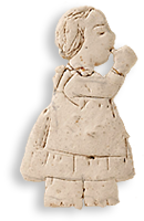 En mycket gammaldags hemmagjord pepparkaka föreställande en lite flicka som suger på tummen