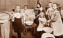Foto av sex barn på ett barnhem, de ser ut att hålla på med att tvätta sig inför läggdags.