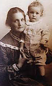 Foto av Gerda Hellberg med en liten son i knäet