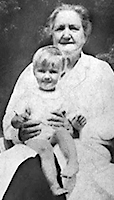 Foto av Gerda Hellberg med barnbarnet Monica i knäet