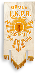 Standar för Gävle FKPR i gula toner med den klassiska solen och texten "Rösträtt för kvinnor"