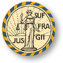 Symbol för rösträttsrörelsen, där Fru Justitia står med sin vågskål i mitten med en soluppgång i bakgrunden och texten JUS SUF FRA GII. Runt om är ett virat band i gult och blått