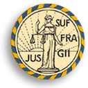 Rösträttsrörelsens symbol på ett rockmärke: gudinnan med en vågskål i händerna och texten JUS SUF FRA GII omkring henne.