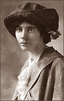 Porträttfoto av Alice Paul som ung. Hon har en stor hatt på sig