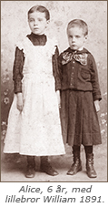 Foto av två barn i 1800-talskläder. Under står: Alice, 6 år, med lillebror William 1891