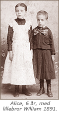 Foto av två barn i 1800-talskläder. Under står: Alice, 6 år, med lillebror William 1891
