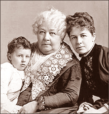 Foto av äldre Elisabeth Cady Stanton med barnbarnet i famnen åt vänster och dottern som lutar sig mot henne på högra sidan