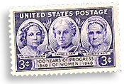 Amerikanskt frimärke med bilder på Elizabeth Cady Stanton, Carrie Chaoman Catt och Lucretia Mott till minne av  100 års kamp från Seneca Falls 1848 till 1948