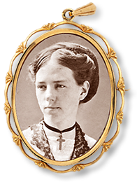 Porträttfoto av Clara som ung fejkat som om det satt i en medaljong i guld. Hon har ett kors runt halsen och uppsatt hår