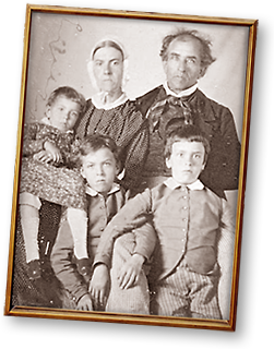 Foto i smal träram av Angelina Grimké, hennes man Theodore Weld och deras tre barn: Charles, Theodore och Sarah. Angelina håller Sarah i famnen 