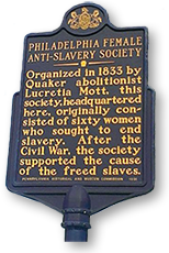 Blå minnesskylt med guldtext för Philadelphia Female Anti-Slavery Society. På skylten står att organisationen startades av bland andra Lucretia Mot 1833.