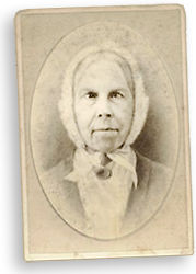 Ovalt porträttfoto av Sarah Grimké på äldre dar. Hon har en typisk sjal om huvudet och ser rakt in i kameran