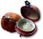 Foto av två askar gjorda av valnötter, en stängd och en öppen