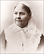 Foto av Lucy Stone i halvfigur på äldre dar. Hon har en spetskrage och någon form av spetsmössa på sig