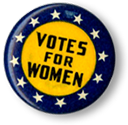 Rockmärke med texten Votes for Women mot gul botten, runt om är gula stjärnor mot blå botten