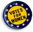 Rockmärke med texten Vote for Women mot gul botten omgivet av gula stjärnor mot blå botten